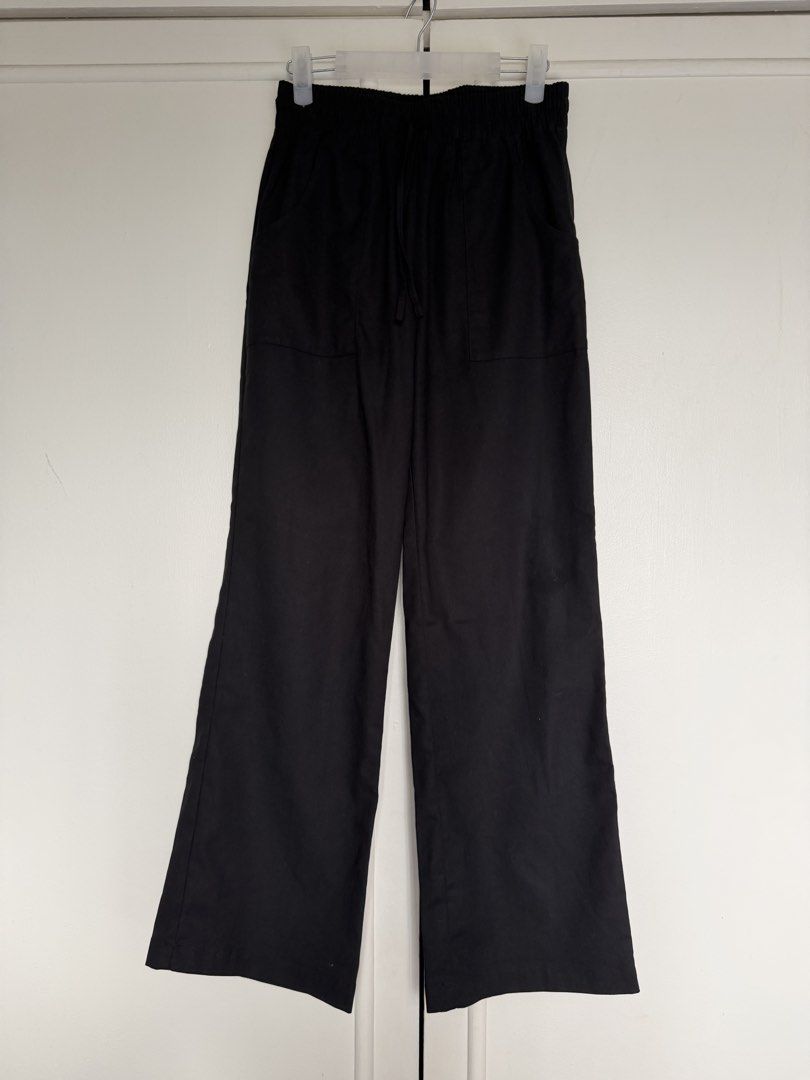 APARA Black Drawstring Pants (Category: Other Bottoms) located in Quezon City. Submitted by dailydeclutter (Listing ID 1460532619, Image 1). Description: Size xs Worn once and stored Not available on the website anymore. Retail price is 4800.