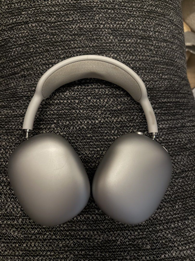 Apple AirPods Max Silver Over-Ear Headphones (Category: Headphones & Headsets) located in Las Pinas. Submitted by happydragon_07d654 (Listing ID 1460708044, Image 1). Description: - Apple AirPods Max (Silver) - Superb sound quality - Top-tier noise cancellation - Comes with original smart case - Good working condition - Selling due to upgrade No box and different cabke charger , no adaptor but free UgC case .