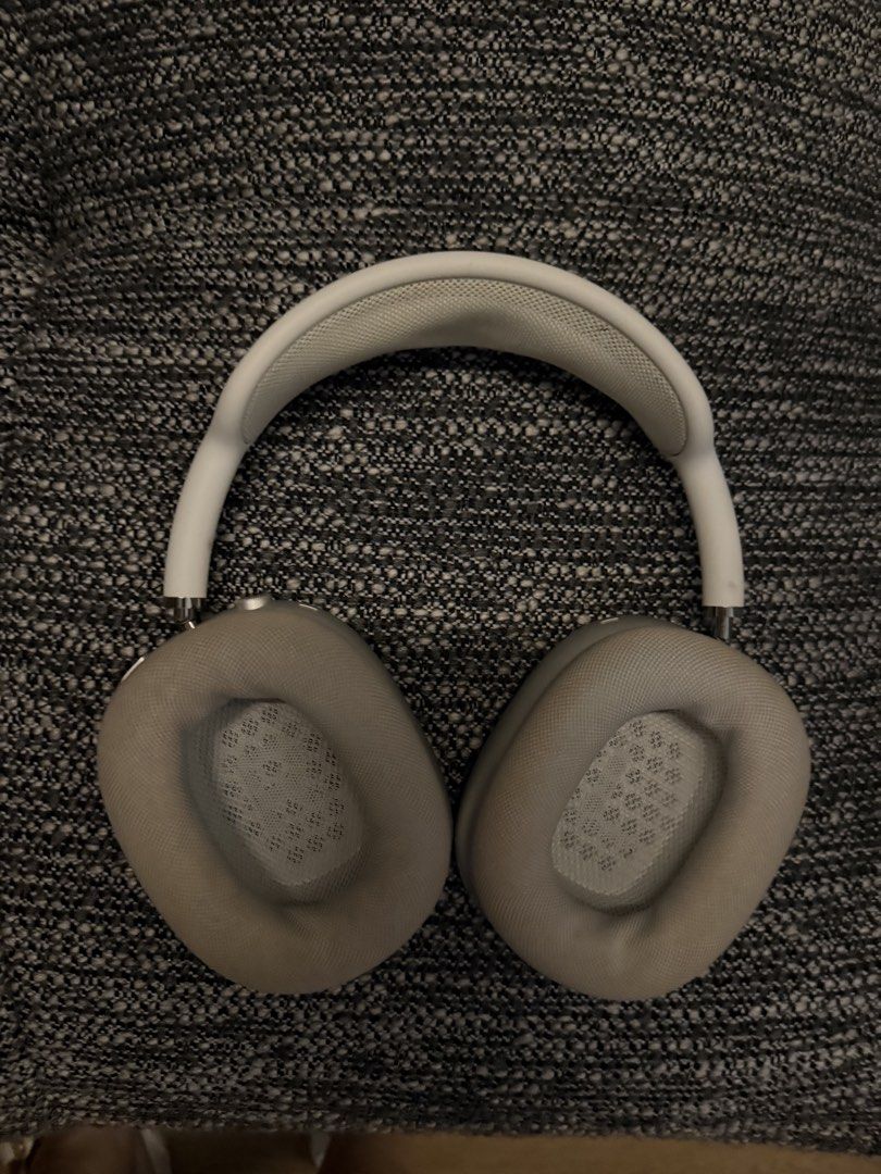 Apple AirPods Max Silver Over-Ear Headphones (Category: Headphones & Headsets) located in Las Pinas. Submitted by happydragon_07d654 (Listing ID 1460708044, Image 3). Description: - Apple AirPods Max (Silver) - Superb sound quality - Top-tier noise cancellation - Comes with original smart case - Good working condition - Selling due to upgrade No box and different cabke charger , no adaptor but free UgC case .