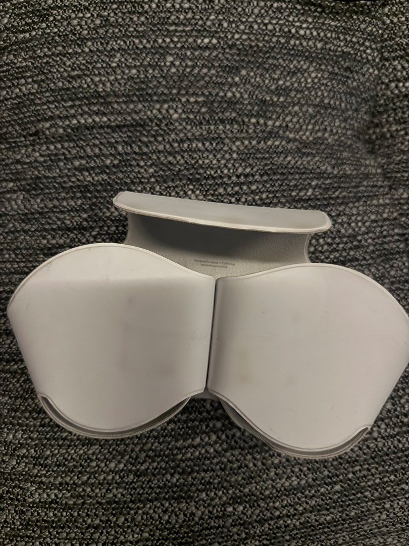 Apple AirPods Max Silver Over-Ear Headphones (Category: Headphones & Headsets) located in Las Pinas. Submitted by happydragon_07d654 (Listing ID 1460708044, Image 2). Description: - Apple AirPods Max (Silver) - Superb sound quality - Top-tier noise cancellation - Comes with original smart case - Good working condition - Selling due to upgrade No box and different cabke charger , no adaptor but free UgC case .