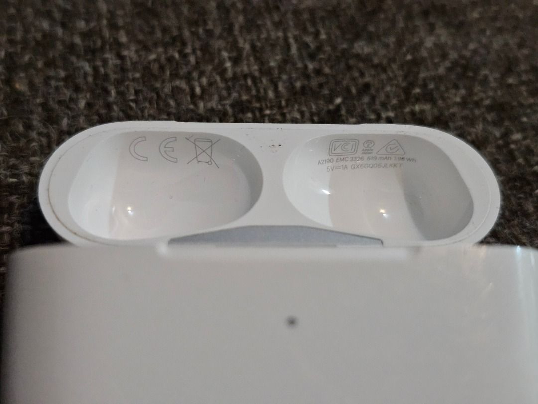 APPLE AIRPODS PRO 1 CHARGING CASE LIGHTNING MAGSAFE A2190 (Category: Earphones) located in Caloocan City. Submitted by yatsbatoyskie (Listing ID 1460707129, Image 2). Description: ORIGINAL AIRPODS PRO 1 CHARGING CASE LIGHTNING MAGSAFE MODEL NUMBER A2190 MEETUP OR VIA LALAMOVE CALOOCAN SM GRAND MONUMENTO .