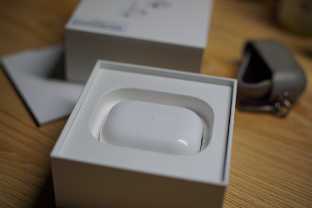 Apple AirPods Pro (2nd Generation) MQD83ZA/A (Category: Earphones) located in Bulacan. Submitted by ferdzzz19 (Listing ID 1460683954, Image 2). Description: - Apple AirPods Pro 2nd Gen Lightning - Complete set: Original box, charging case, and earbuds included - Experience superior sound quality - Enjoy effective noise cancellation RFS: upgraded to pro 3.