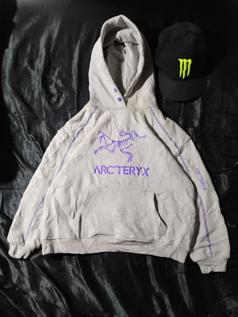 Arc'teryx (Category: Coats, Jackets and Outerwear) located in Digos. Submitted by kyle_curation.ph (Listing ID 1460648743, Image 1). Description: - 21×22 Dimension - Good Condition - Color Raye 9/10 - Issue Need Wash Only.