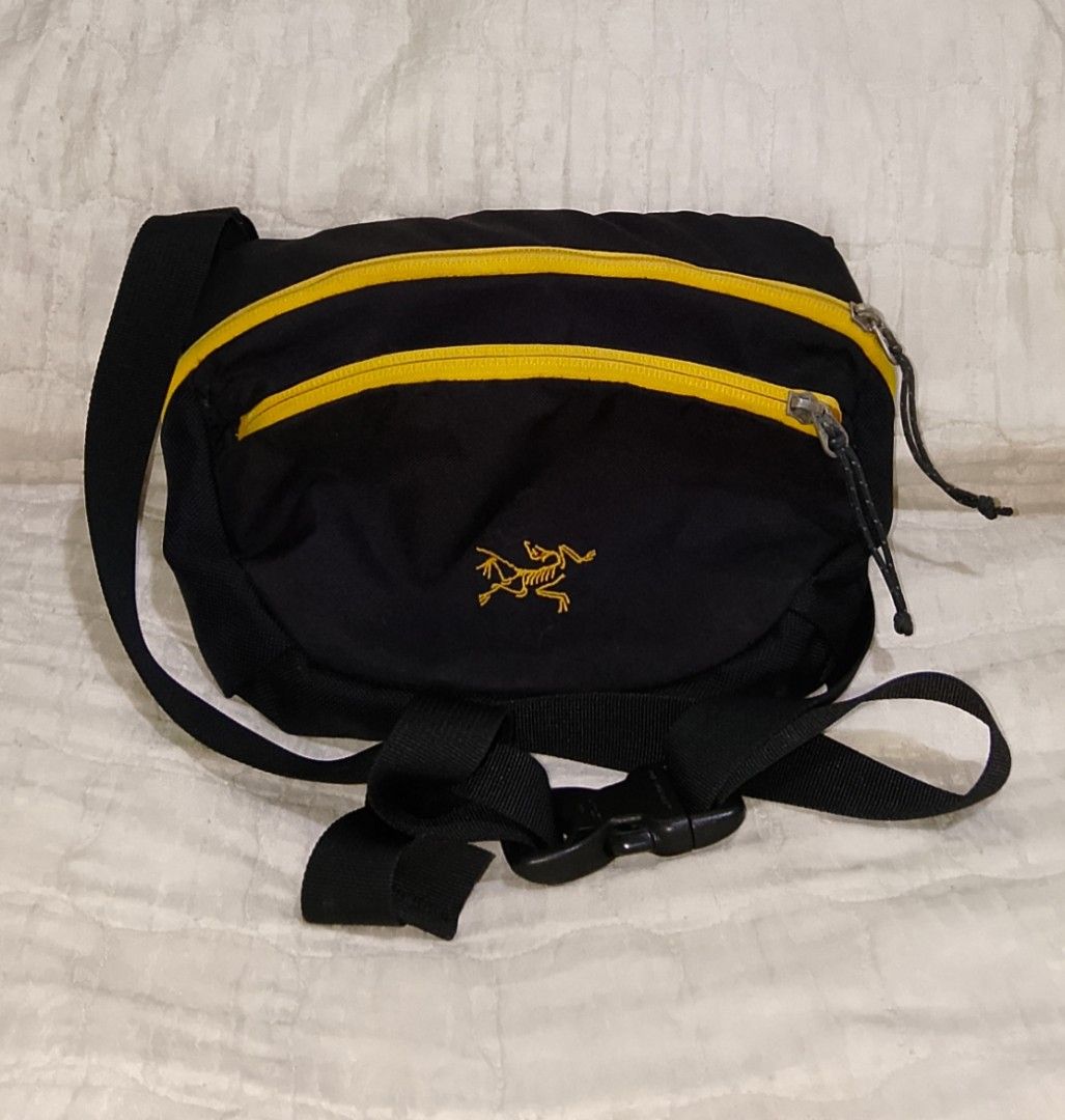 Arc'teryx belt bag (Category: Belt bags, Clutches and Pouches) located in Bago City. Submitted by champsthrift. (Listing ID 1460533270, Image 1). Description: Arc'teryx belt bag 9.5 width 7.5 length see photos for details my konting issue,pls see photos.
