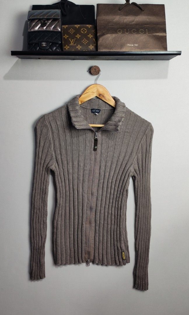 Armani Fullzip Knitwear Jacket (Category: Coats, Jackets and Outerwear) located in Baguio. Submitted by luxuryph2600_eric (Listing ID 1460514523, Image 1). Description: Armani Knotwear 📌 Details⬇️⬇️⬇️ 📍Excellent Condition 📍Dimes 19*25 📍Color Rate 10/10 📍Size Medium 💰 PRICE 850 FREE SHIPING 📌Loc. Baguio City Shipping Via J&T Reminder : Items are Thrifted and carefully Selected from Thrift Stores/Box/Bales Photos are Provided for Self Authen