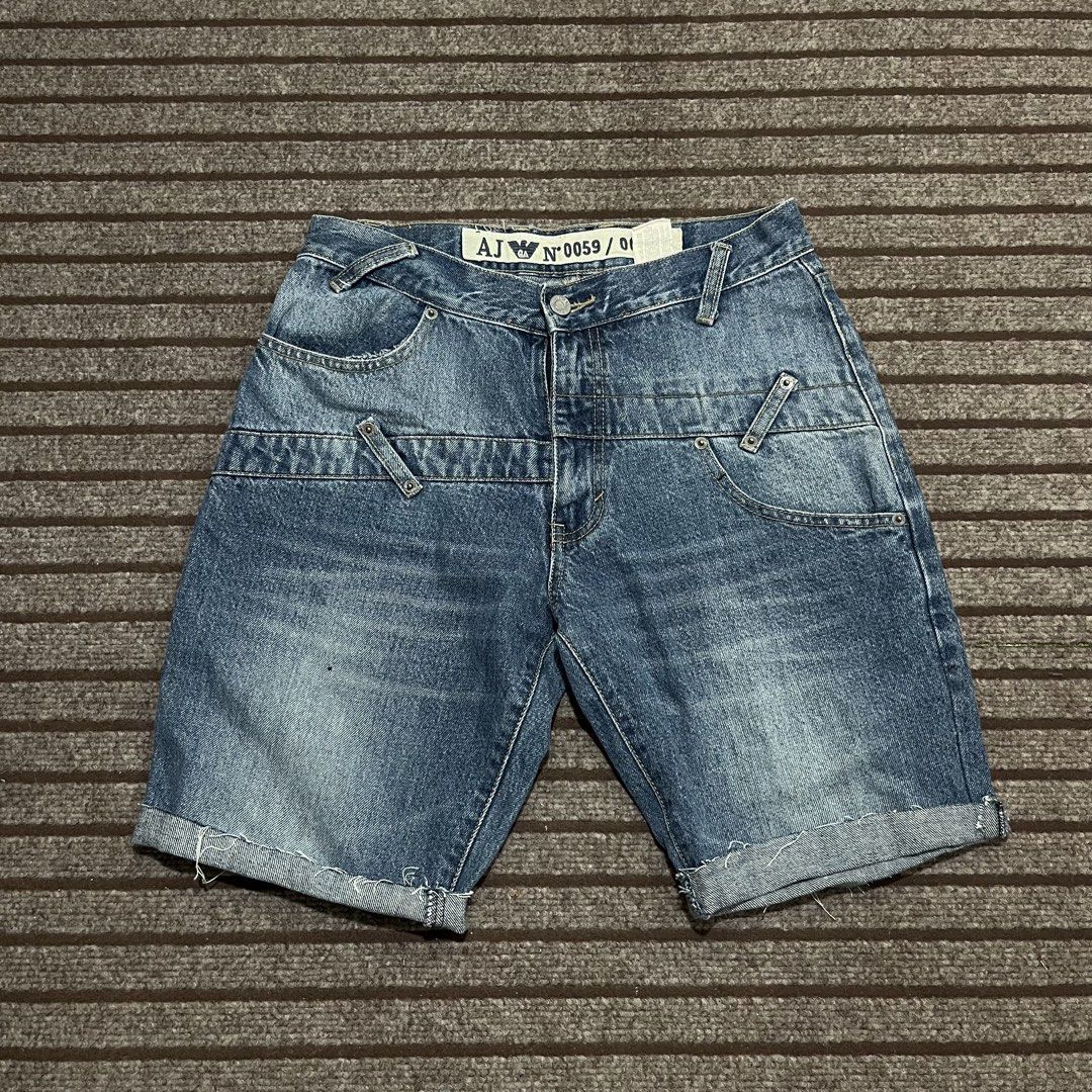 ARMANI JEANS SHORT (Category: Shorts) located in Buenavista. Submitted by lvinboi (Listing ID 1460563901, Image 2). Description: Waist: 30 Length: 18.5 Leghole: 9 Excellent condition 9/10 cr Needwash No issue.