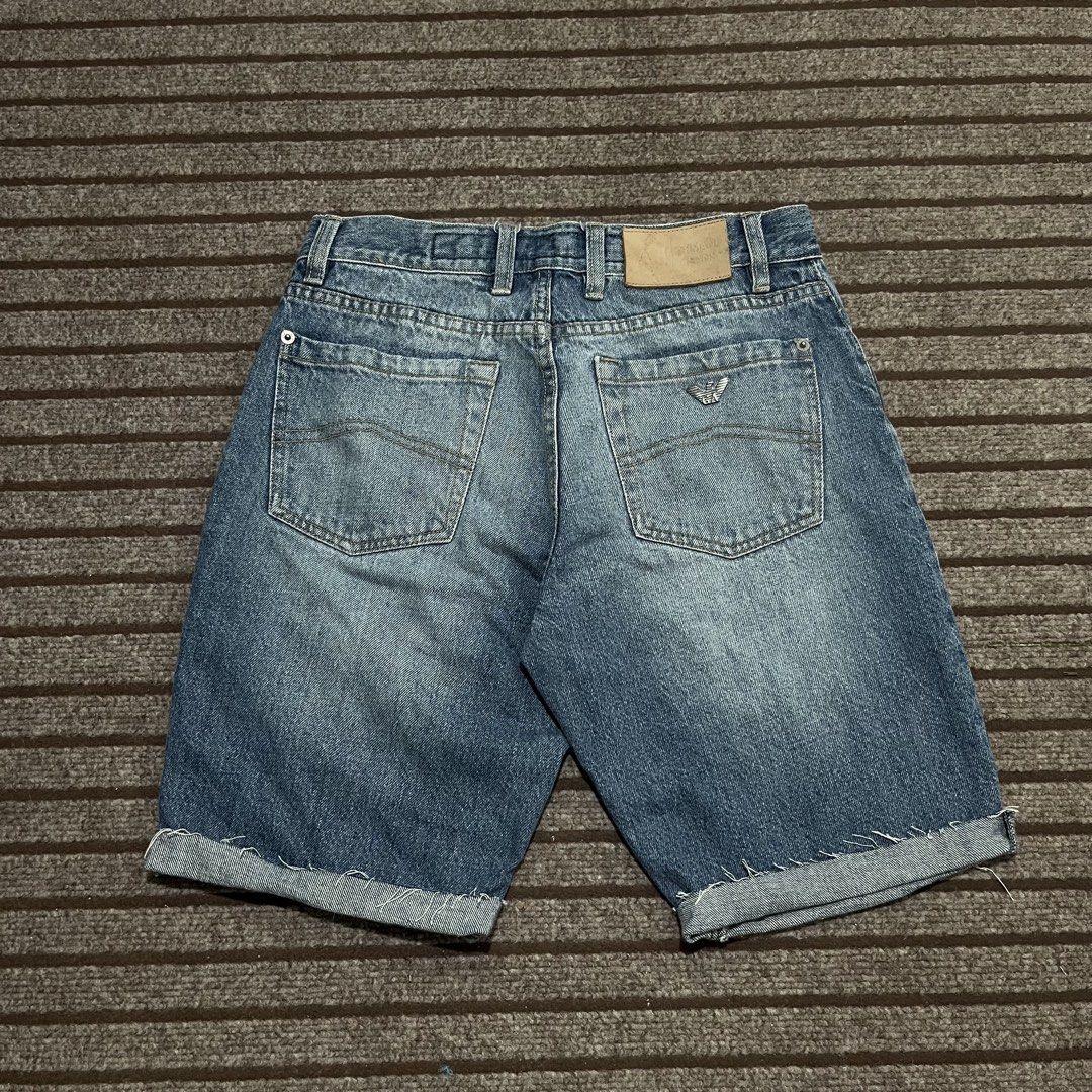 ARMANI JEANS SHORT (Category: Shorts) located in Buenavista. Submitted by lvinboi (Listing ID 1460563901, Image 1). Description: Waist: 30 Length: 18.5 Leghole: 9 Excellent condition 9/10 cr Needwash No issue.