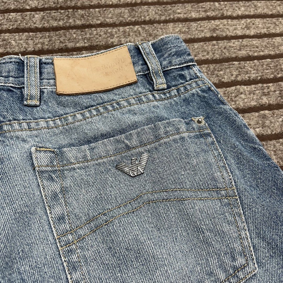 ARMANI JEANS SHORT (Category: Shorts) located in Buenavista. Submitted by lvinboi (Listing ID 1460563901, Image 3). Description: Waist: 30 Length: 18.5 Leghole: 9 Excellent condition 9/10 cr Needwash No issue.