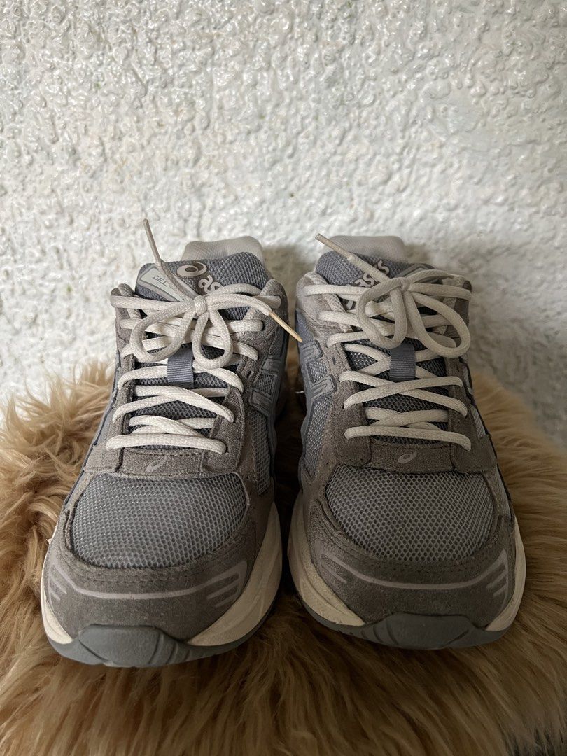 ASICS Grey Running Shoes (Category: Sneakers) located in Binan City. Submitted by finders_market (Listing ID 1460530906, Image 2). Description: - Grey ASICS running shoes - Classic design with mesh and suede overlays - Comfortable for everyday wear or light jogs - White laces - Off-white soles Mop bpi gcash Delivery via lalamove or jrs only Delivery fee c/o buyer.