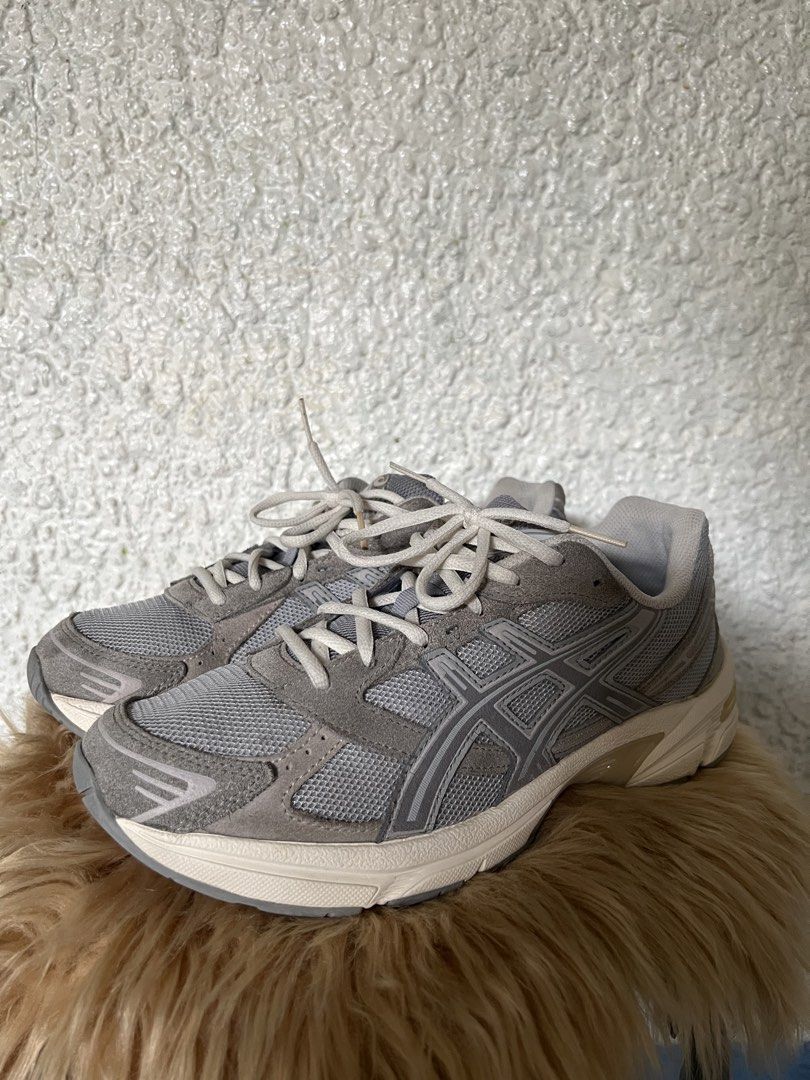 ASICS Grey Running Shoes (Category: Sneakers) located in Binan City. Submitted by finders_market (Listing ID 1460530906, Image 1). Description: - Grey ASICS running shoes - Classic design with mesh and suede overlays - Comfortable for everyday wear or light jogs - White laces - Off-white soles Mop bpi gcash Delivery via lalamove or jrs only Delivery fee c/o buyer.