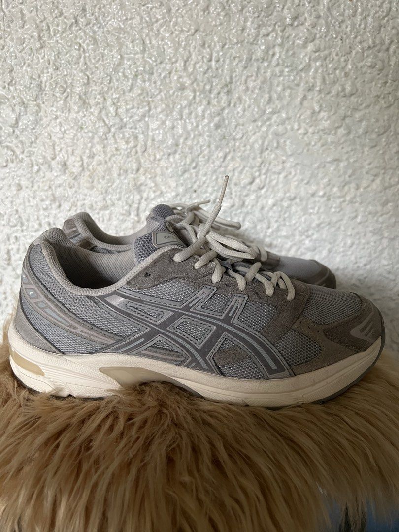 ASICS Grey Running Shoes (Category: Sneakers) located in Binan City. Submitted by finders_market (Listing ID 1460530906, Image 3). Description: - Grey ASICS running shoes - Classic design with mesh and suede overlays - Comfortable for everyday wear or light jogs - White laces - Off-white soles Mop bpi gcash Delivery via lalamove or jrs only Delivery fee c/o buyer.