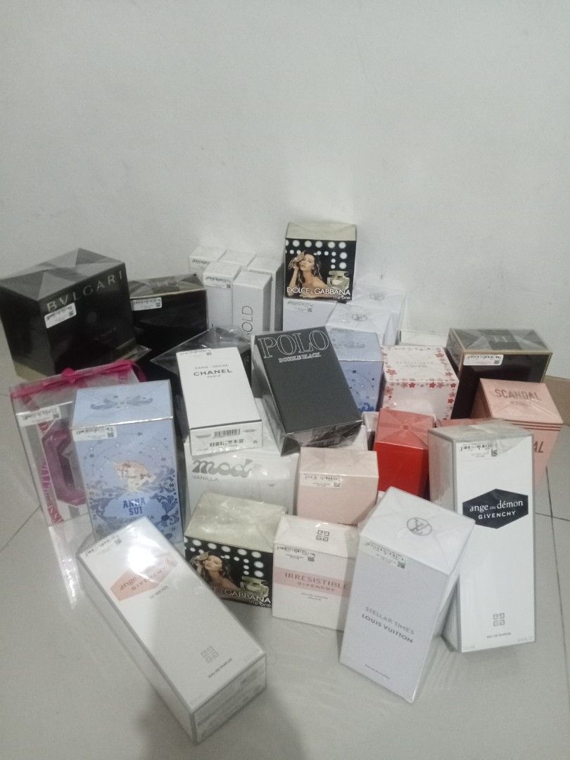 Assorted perfumek (Category: Fragrance & Deodorants) located in Bacoor. Submitted by bob_ongg (Listing ID 1460650044, Image 1). Description: ₱250 each not original if kukunin po lahat ₱200 each nalang.
