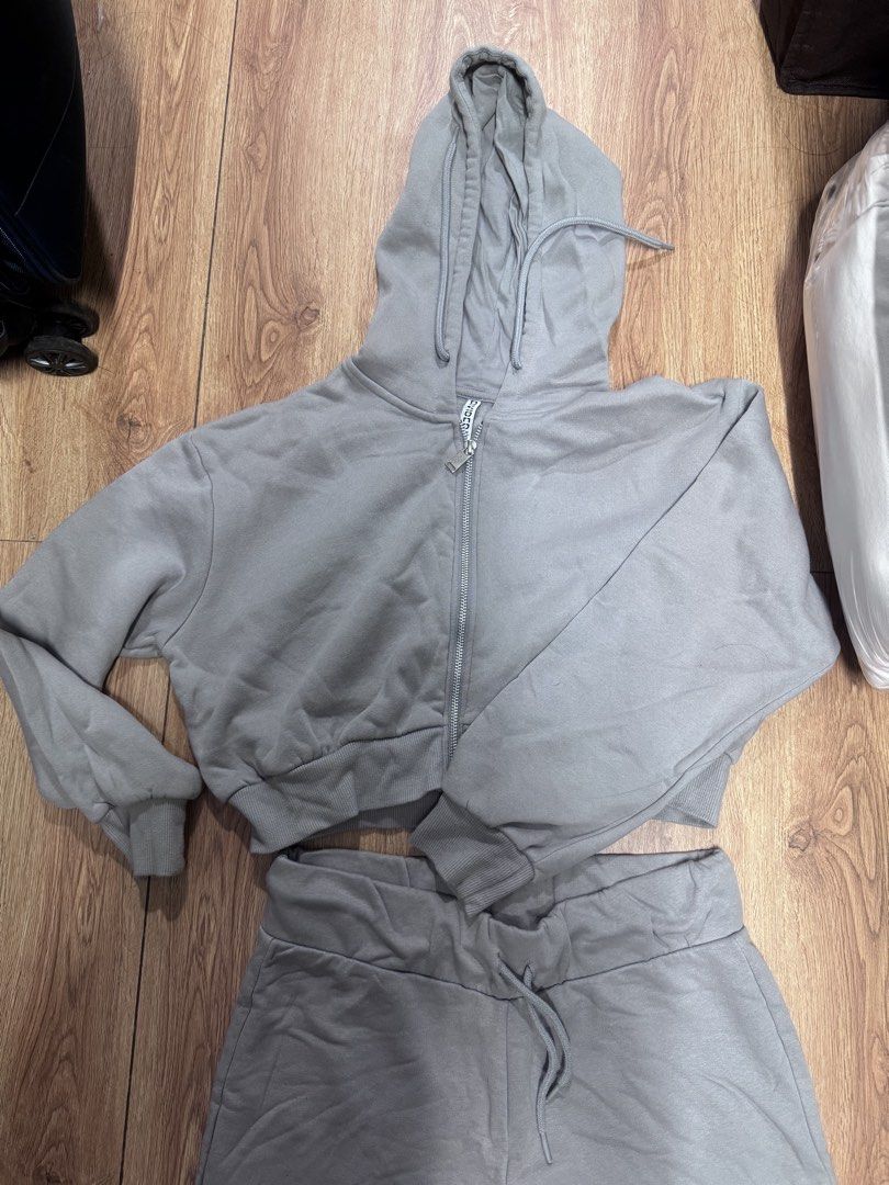AUTHENTIC H&M LOUNGE COORDINATES SET (Category: Sets or Coordinates) located in Makati City. Submitted by sassywear.ph (Listing ID 1460648566, Image 2). Description: Medium on tag, bought for 1700. Used once lang sa Taiwan trip ko. Good as new condition. Can fit small-medium. Perfect pang airport ootd..