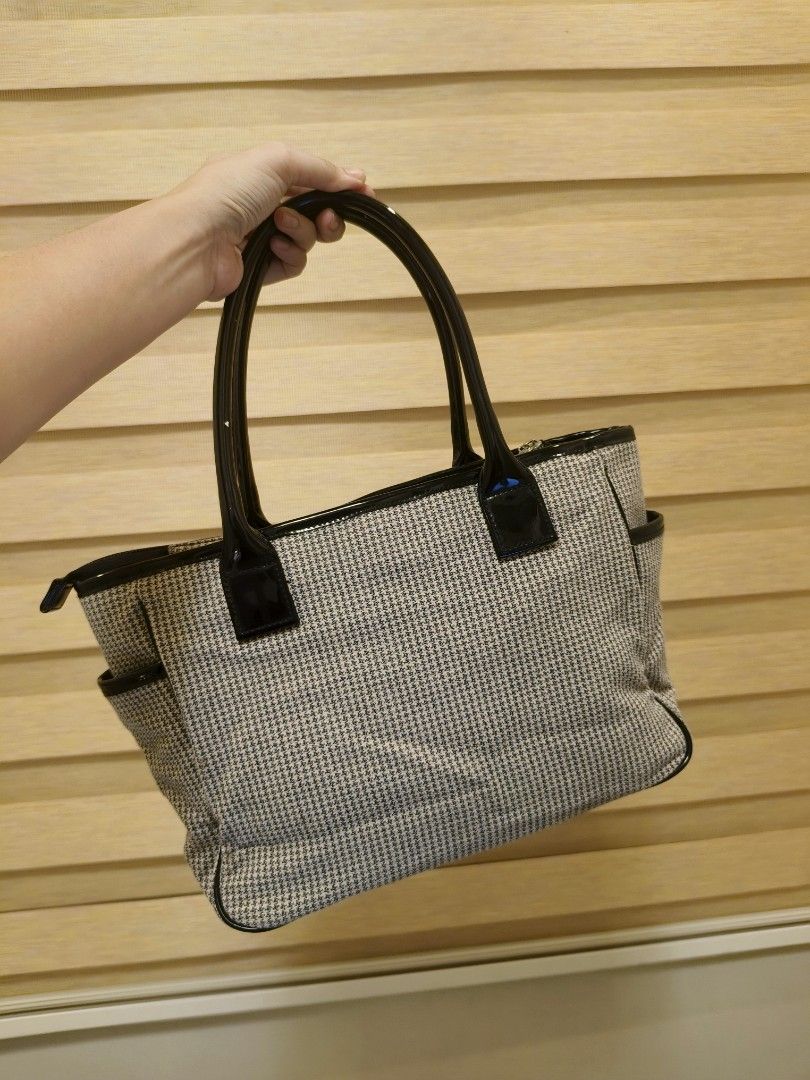 Authentic Mary Quant Houndstooth Tote (Category: Tote Bags) located in Pili. Submitted by la.clld (Listing ID 1460681502, Image 2). Description: Authentic Mary Quant Houndstooth Tote 🖤✨ Selling this rare Japanese vintage handbag featuring the iconic black patent daisy! Perfect for Y2K, coquette, and Japan thrift styles. Price: ₱650 Condition: Excellent secondhand condition (very clean) Features: Roomy main compartment + side pockets Delivery: Sh