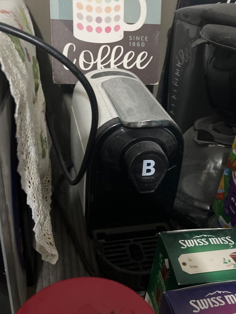 B Coffee Maker (capsule) (Category: Coffee Machines & Makers) located in Santiago. Submitted by evrythngulove (Listing ID 1460686093, Image 1). Description: With free coffee capsule.