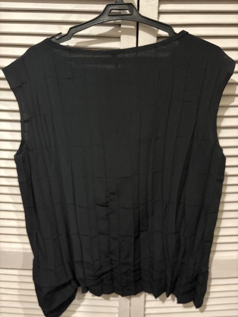 Babette Black Sleeveless Pleated Top (Category: Sleeveless) located in Makati City. Submitted by goodfindsonly (Listing ID 1460676940, Image 3). Description: - Black sleeveless top from Babette - Features a unique all-over pleated texture - Modern asymmetrical hemline - Perfect for dressing up or down - Easily pairs with skirts or pants.
