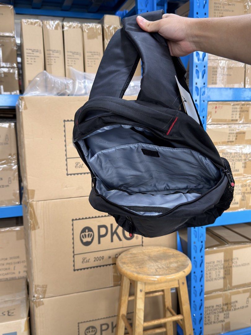 Backpack （分類：背包）位於 Hong Kong。 由 warehousesaleyv 提交（商品編號 1460540692，圖片 5）。簡介： 容量：⭐️⭐️⭐️⭐️ 全新貨：✅ 屋企公司開倉，希望平價清貨，會不斷更新 有大量款式，包括：背囊、手提袋、公事包、斜孭袋 牌子包括：Targus, Bluelounge, PKG, STM 早年有供應給 Log-on，係高質素的產品。 不過係貨倉放舊了一些，希望平價清貨。 - 不適合完美主義者 - 價錢可議，買多有優惠 - 敬請聯絡詢問有沒有新貨或陳列品。