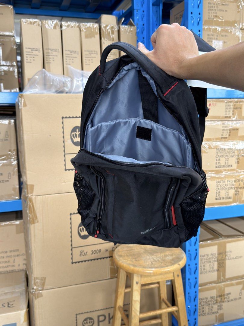 Backpack （分類：背包）位於 Hong Kong。 由 warehousesaleyv 提交（商品編號 1460540692，圖片 4）。簡介： 容量：⭐️⭐️⭐️⭐️ 全新貨：✅ 屋企公司開倉，希望平價清貨，會不斷更新 有大量款式，包括：背囊、手提袋、公事包、斜孭袋 牌子包括：Targus, Bluelounge, PKG, STM 早年有供應給 Log-on，係高質素的產品。 不過係貨倉放舊了一些，希望平價清貨。 - 不適合完美主義者 - 價錢可議，買多有優惠 - 敬請聯絡詢問有沒有新貨或陳列品。