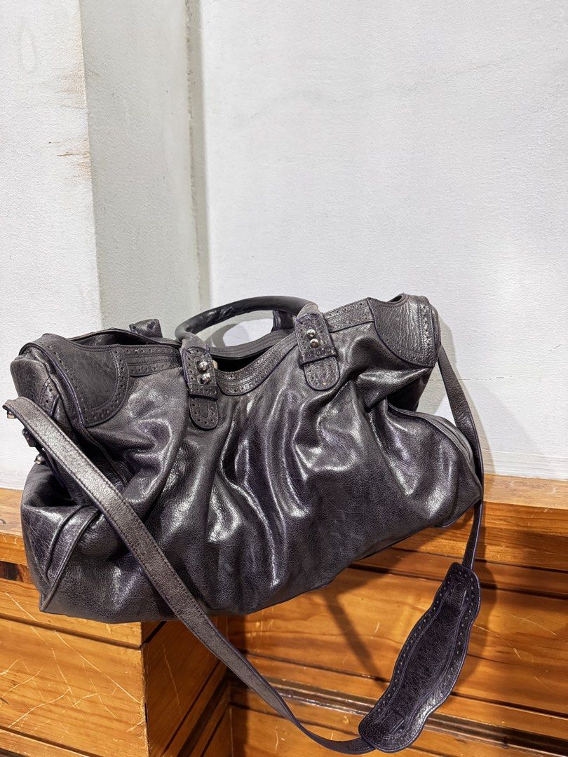 Balenciaga City Bag (Category: Luxury Bags & Wallets) located in Manila. Submitted by localvintagethrifts (Listing ID 1460660753, Image 3). Description: .