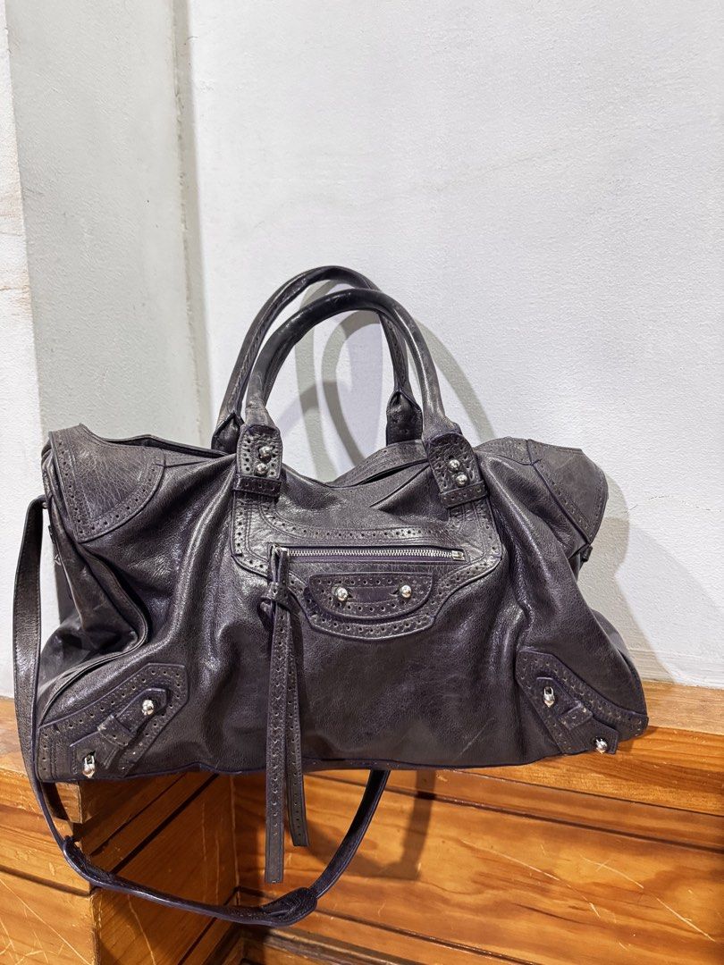 Balenciaga City Bag (Category: Luxury Bags & Wallets) located in Manila. Submitted by localvintagethrifts (Listing ID 1460660753, Image 2). Description: .