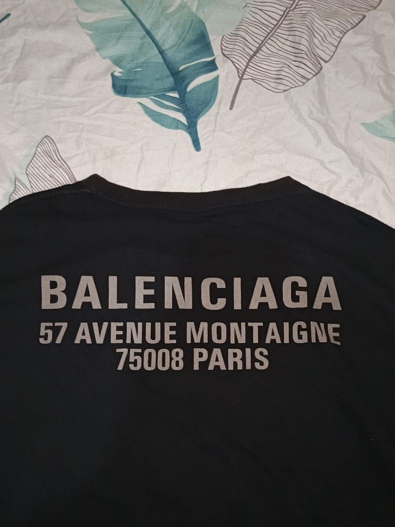 Balenciaga Logo T-Shirt (Category: Tshirts & Polo Shirts ) located in Pamplona. Submitted by twicebutnice_03 (Listing ID 1460536285, Image 2). Description: Balenciaga ‎Details: ‎Issue:print hair line's ‎Color rate:9/10 ‎23By30 ‎💰300+sf.