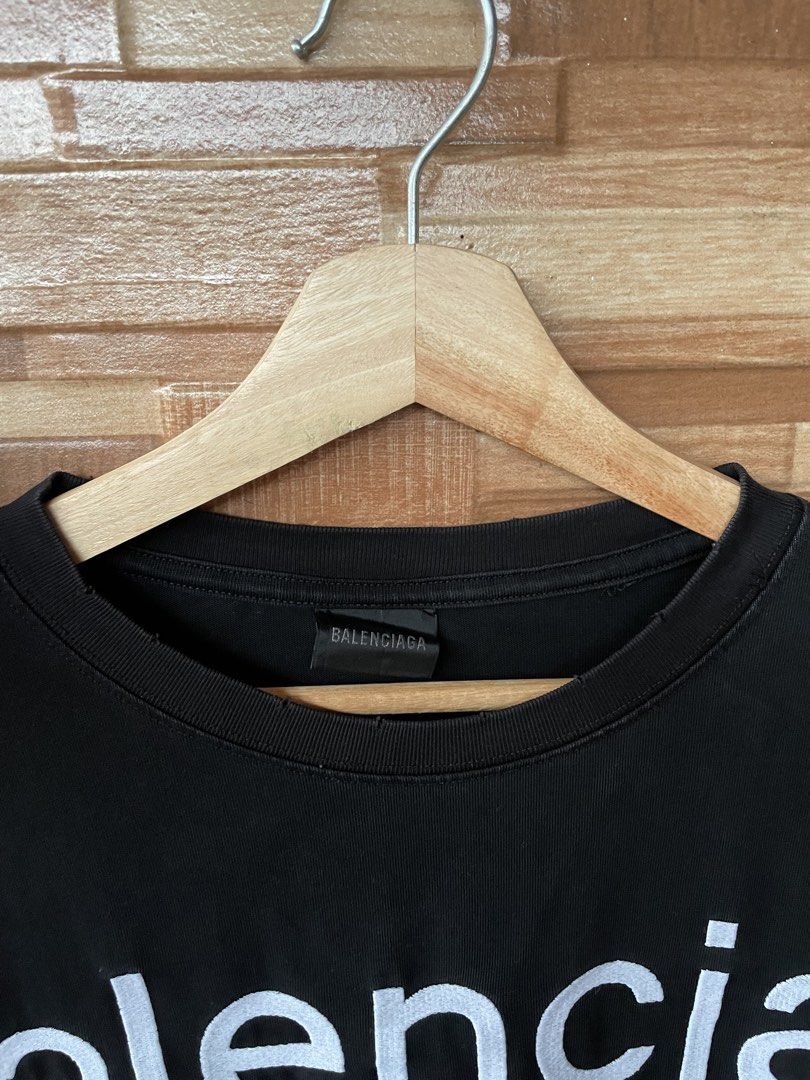 Balenciaga website (Category: Luxury Apparel) located in Santa Cruz. Submitted by ajnd.thrift (Listing ID 1460713175, Image 3). Description: Balenciaga Crewneck 25x30 Excellen Condition .