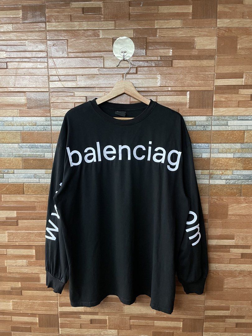 Balenciaga website (Category: Luxury Apparel) located in Santa Cruz. Submitted by ajnd.thrift (Listing ID 1460713175, Image 1). Description: Balenciaga Crewneck 25x30 Excellen Condition .