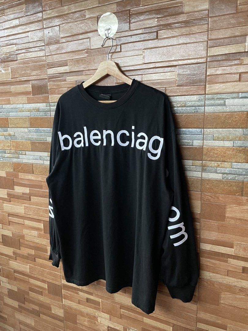 Balenciaga website (Category: Luxury Apparel) located in Santa Cruz. Submitted by ajnd.thrift (Listing ID 1460713175, Image 2). Description: Balenciaga Crewneck 25x30 Excellen Condition .