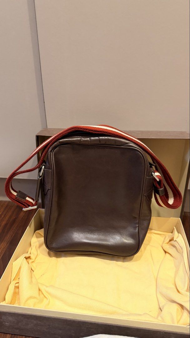 Bally Men’s Sling (Category: Sling Bags) located in San Juan City. Submitted by acst12 (Listing ID 1460565144, Image 2). Description: .
