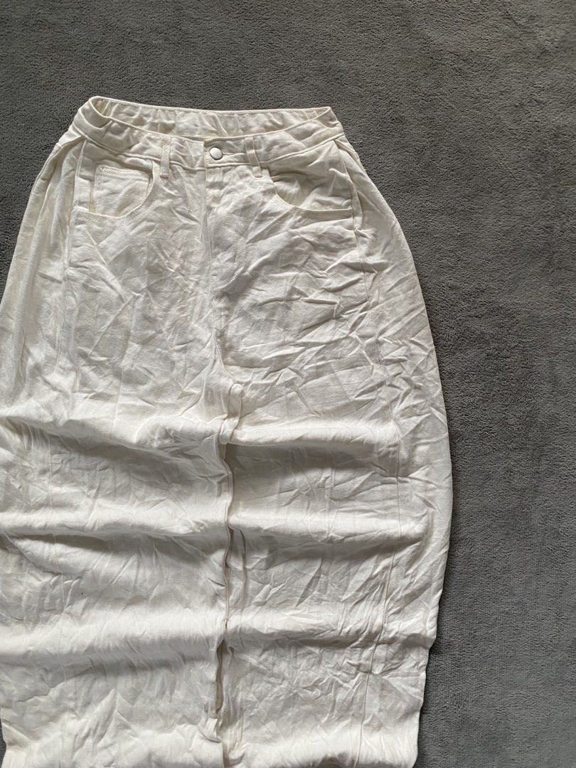 Barrel Baggy Pants White (Category: Jeans) located in Ozamiz City. Submitted by thriftnikael (Listing ID 1460680773, Image 2). Description: barrell baggy pants waist: 28 length: 41.5 thigh: 14 hem: 11.5 Color rate: 10/10 Condition: 10/10 Issue: need wash.