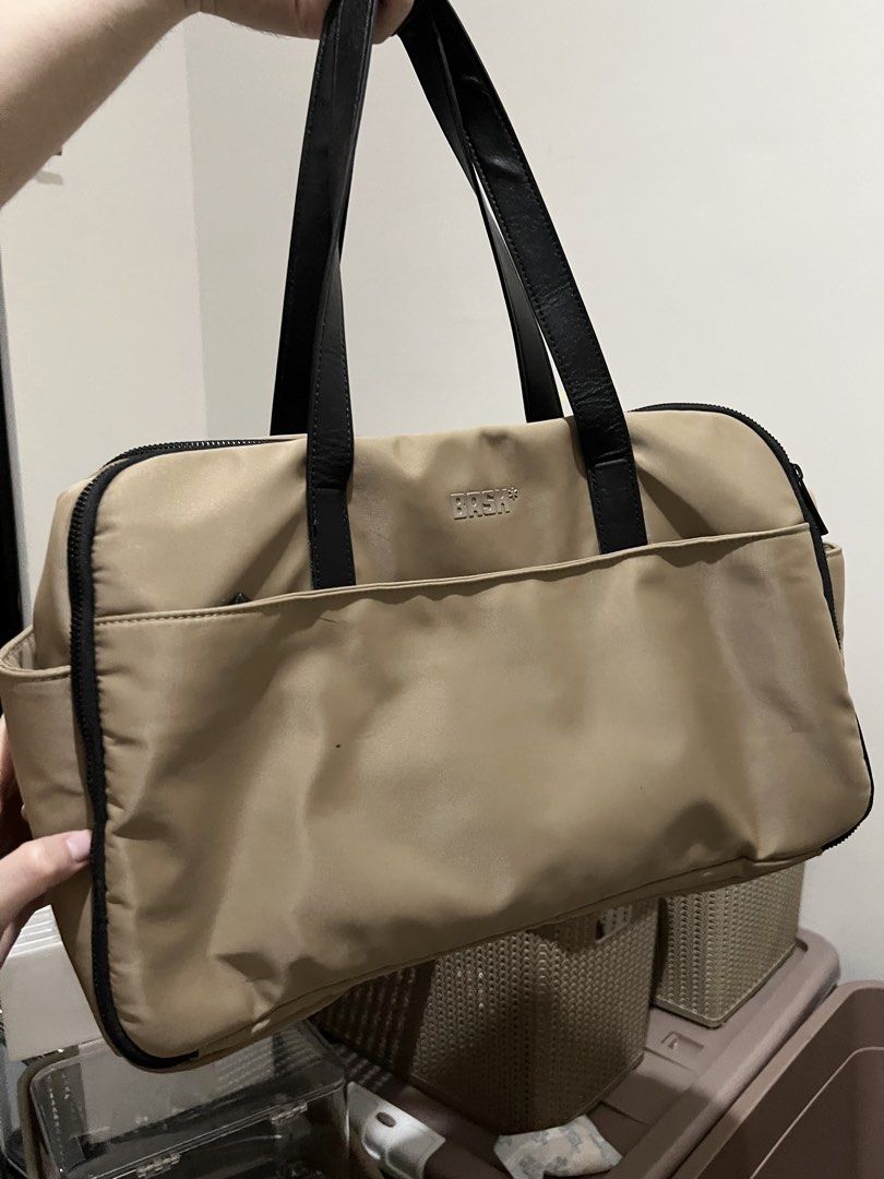 BASH Gateway MINI Weekender Traveling Bag in Oak (Category: Tote Bags) located in Quezon City. Submitted by styleandcomfort (Listing ID 1460623495, Image 2). Description: Got this for 2,500 Barely used but not brand new so manage expectation No pouch Message me for inquiries 😊.
