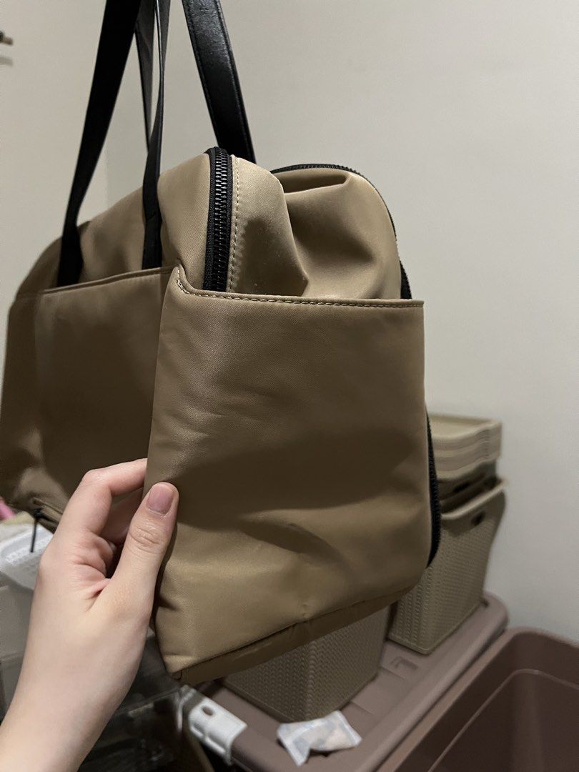 BASH Gateway MINI Weekender Traveling Bag in Oak (Category: Tote Bags) located in Quezon City. Submitted by styleandcomfort (Listing ID 1460623495, Image 3). Description: Got this for 2,500 Barely used but not brand new so manage expectation No pouch Message me for inquiries 😊.