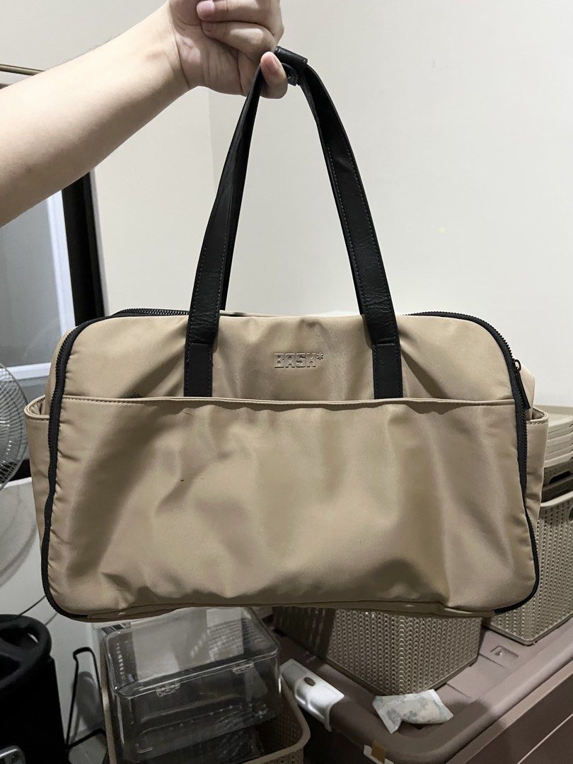 BASH Gateway MINI Weekender Traveling Bag in Oak (Category: Tote Bags) located in Quezon City. Submitted by styleandcomfort (Listing ID 1460623495, Image 1). Description: Got this for 2,500 Barely used but not brand new so manage expectation No pouch Message me for inquiries 😊.