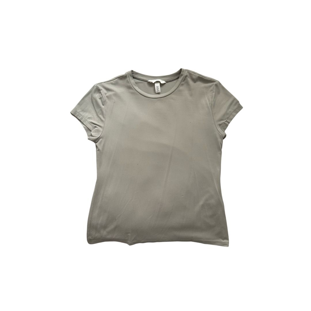 Basic Grey Short Sleeve T-Shirt (Category: Shirts) located in Manila. Submitted by _swaganikaa (Listing ID 1460686947, Image 1). Description: Grey t-shirt from H&M, a simple and classic design, short sleeves and a crew neck. Good for everyday wear. Easy to pair with anything and soft fabric for comfort..