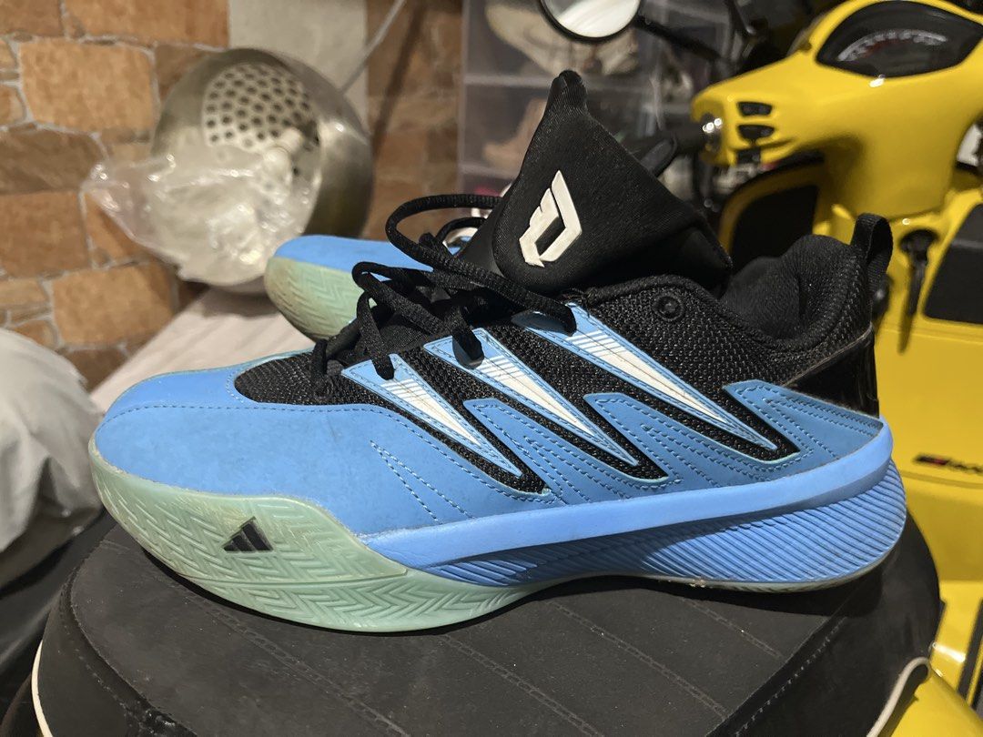 basketball shoes (Category: Casual Shoes) located in Manila. Submitted by newshark_db9669 (Listing ID 1460649446, Image 1). Description: used 4 times only (outdoor) basketball shoes. bought for 4350. negotiable.