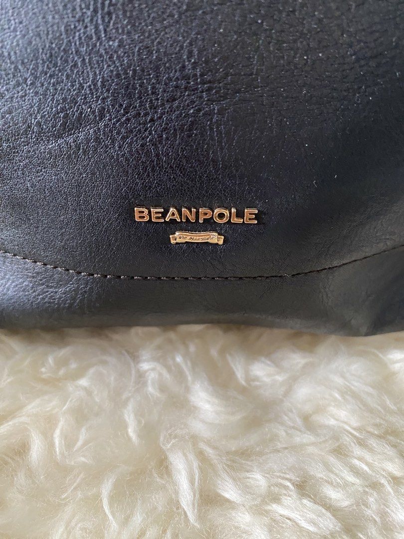 Beanpole Black Leather Crossbody Bag (Category: Cross-body Bags) located in Taguig. Submitted by sandzclick (Listing ID 1460673945, Image 2). Description: - Brand: Beanpole - Material: Black Leather - Closure: Gold Zipper - Interior: Card slots - Strap: Adjustable crossbody strap - Design: Simple and classic - Ideal for: Everyday use.