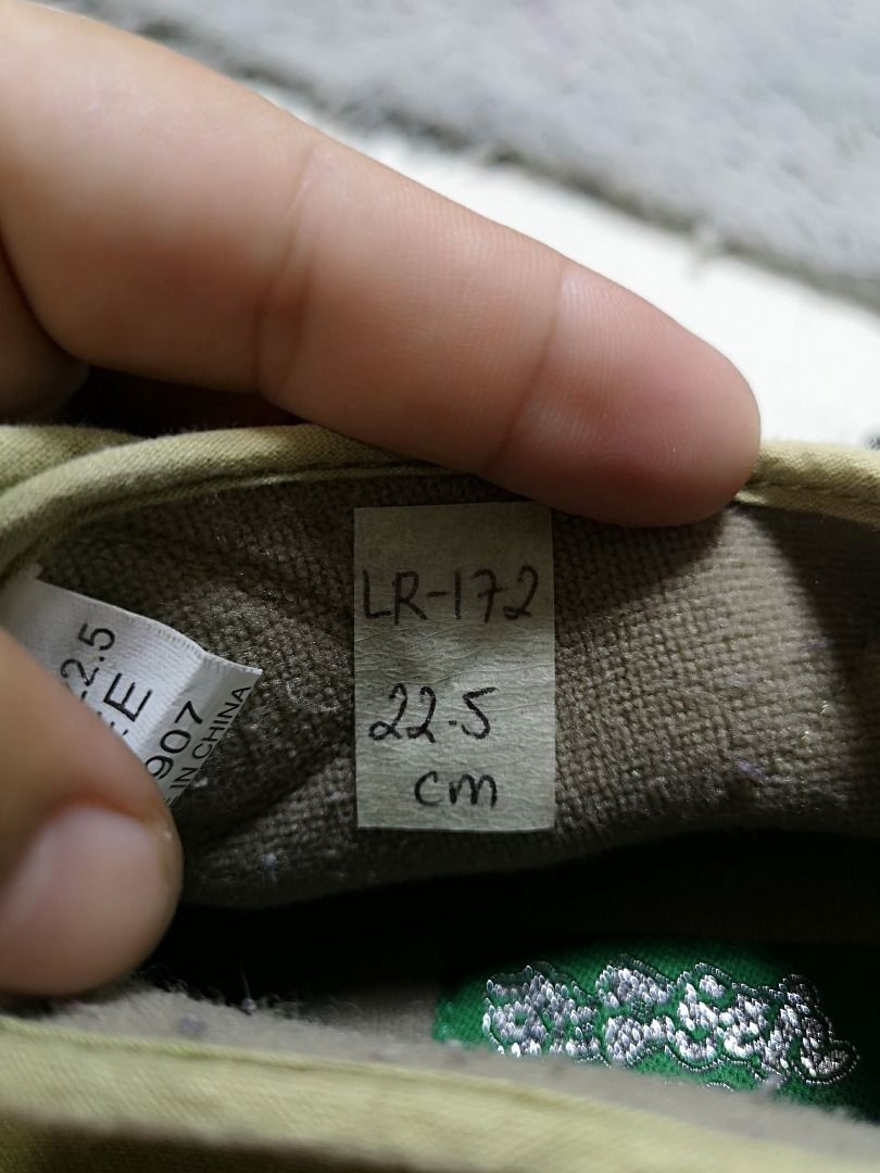 Beige Lightweight Slip On Shoes (Category: Sneakers) located in Santa Cruz. Submitted by jmy_surplus.2 (Listing ID 1460562193, Image 2). Description: Size ; 22.5cm Color ; Beige Type ; Sneaker Brand ; No brand Material ; Nylon Style ; Beige Velcro Snekaer LR 172 JMY 1 Batch #219.