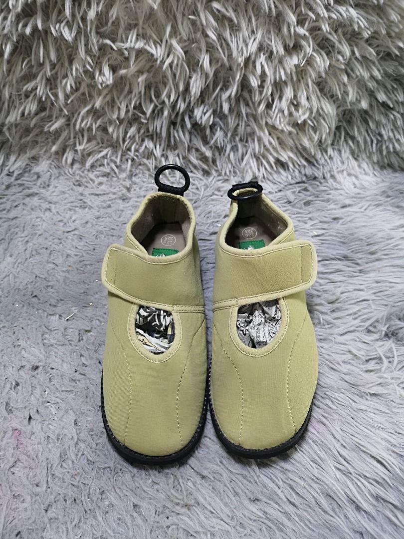 Beige Lightweight Slip On Shoes (Category: Sneakers) located in Santa Cruz. Submitted by jmy_surplus.2 (Listing ID 1460562193, Image 1). Description: Size ; 22.5cm Color ; Beige Type ; Sneaker Brand ; No brand Material ; Nylon Style ; Beige Velcro Snekaer LR 172 JMY 1 Batch #219.