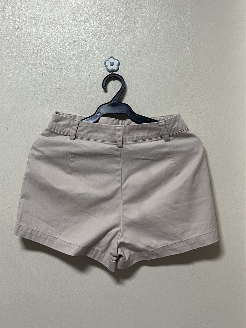 Beige Utility Shorts (Category: Shorts) located in Los Banos. Submitted by sashimituna (Listing ID 1460550163, Image 2). Description: - Casual beige shorts - Utility style with large front pockets - Button and zip closure - Belt loops at the waist - Great for everyday wear - Easy to pair with any top Size (Small) .