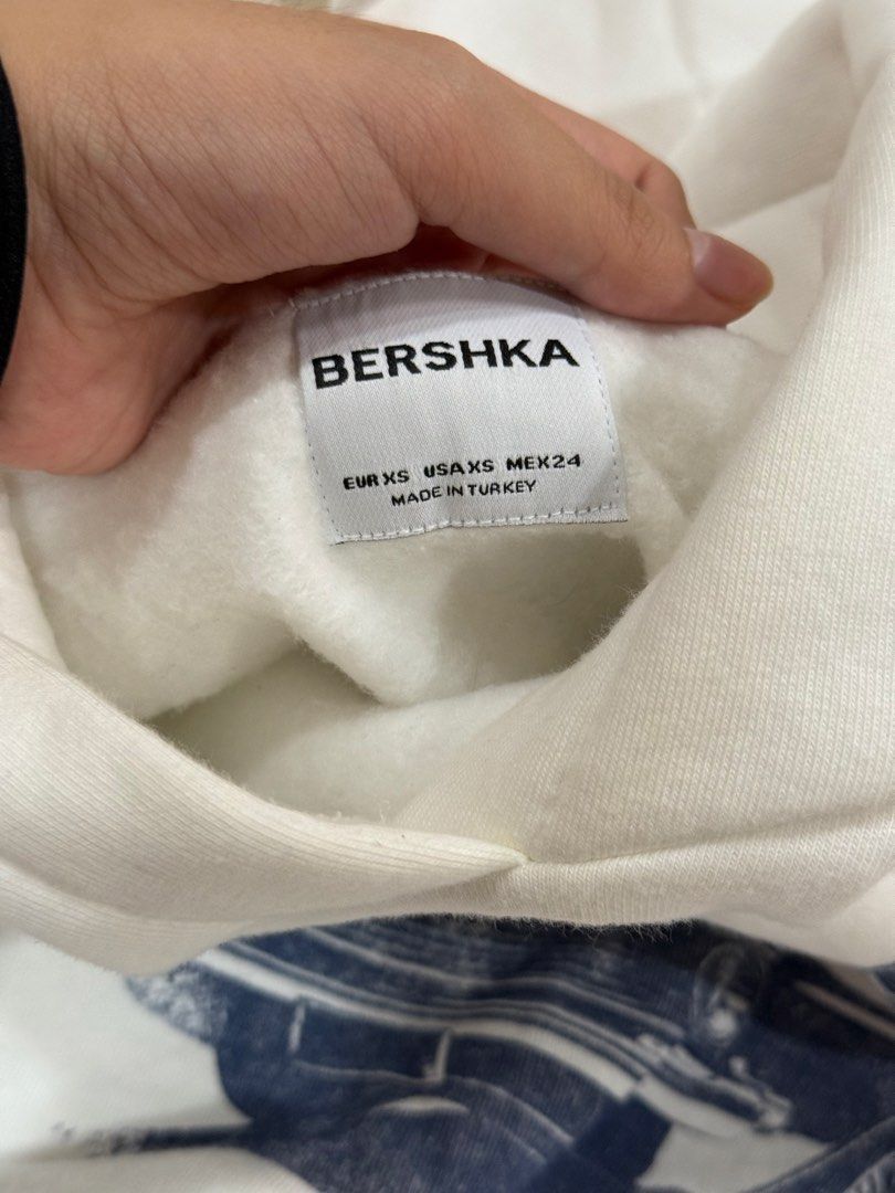 bershka hoodie (Category: Coats, Jackets and Outerwear) located in Manila. Submitted by i400ayla (Listing ID 1460582004, Image 3). Description: .