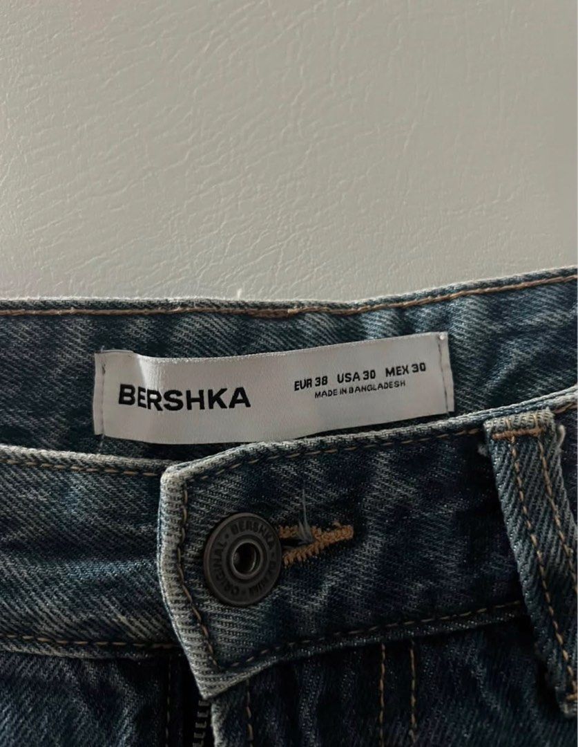 BERSHKA super baggy jeans (Category: Jeans) located in Manila. Submitted by buyfrommiles (Listing ID 1460554690, Image 2). Description: .