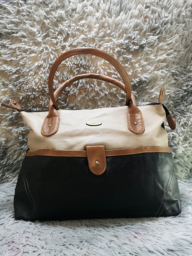 Black & Beige Leather Hand Bag (Category: Purses & Pouches) located in Santa Cruz. Submitted by jmy_surplus.2 (Listing ID 1460523945, Image 1). Description: Size ; L - 12.4 W - 19 Color ; Black & Beige Type ; Hand bag Brand ; No brand Material ; Leather Style ; Leather With Front Pocket Hand bag LR 173 JMY 5 Batch #218.