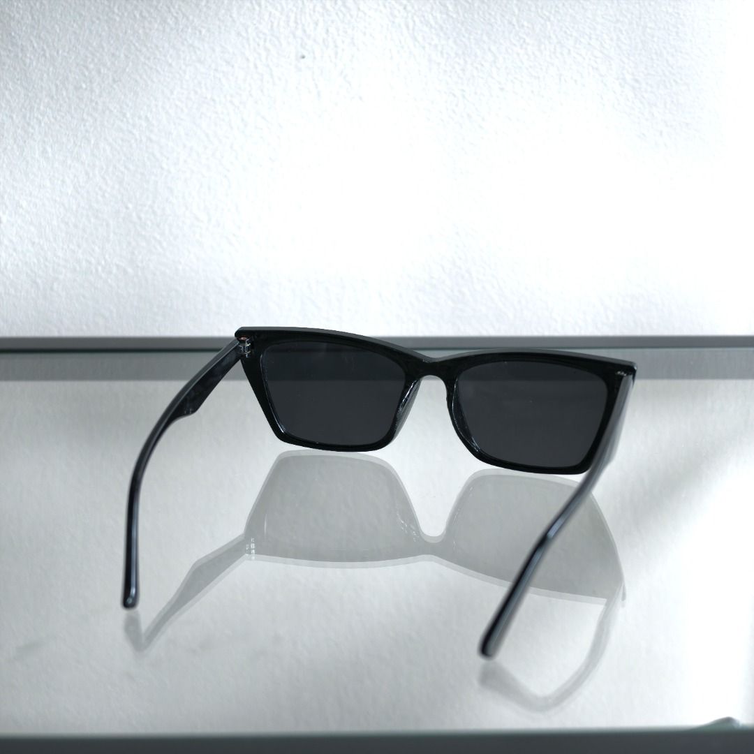 Black Cat Eye Sunglasses (Category: Sunglasses & Eyewear) located in Taguig. Submitted by tureesha (Listing ID 1460528028, Image 3). Description: Bought a very cheap one just to use on beach trips. === 📌 PLEASE READ BEFORE SENDING AN OFFER 📸 CONDITION • As described and shown in photos. Please review all photos and the description before offering. Feel free to ask for more photos or details, happy to send. ✅ ALL SALES ARE FINAL • No returns or 