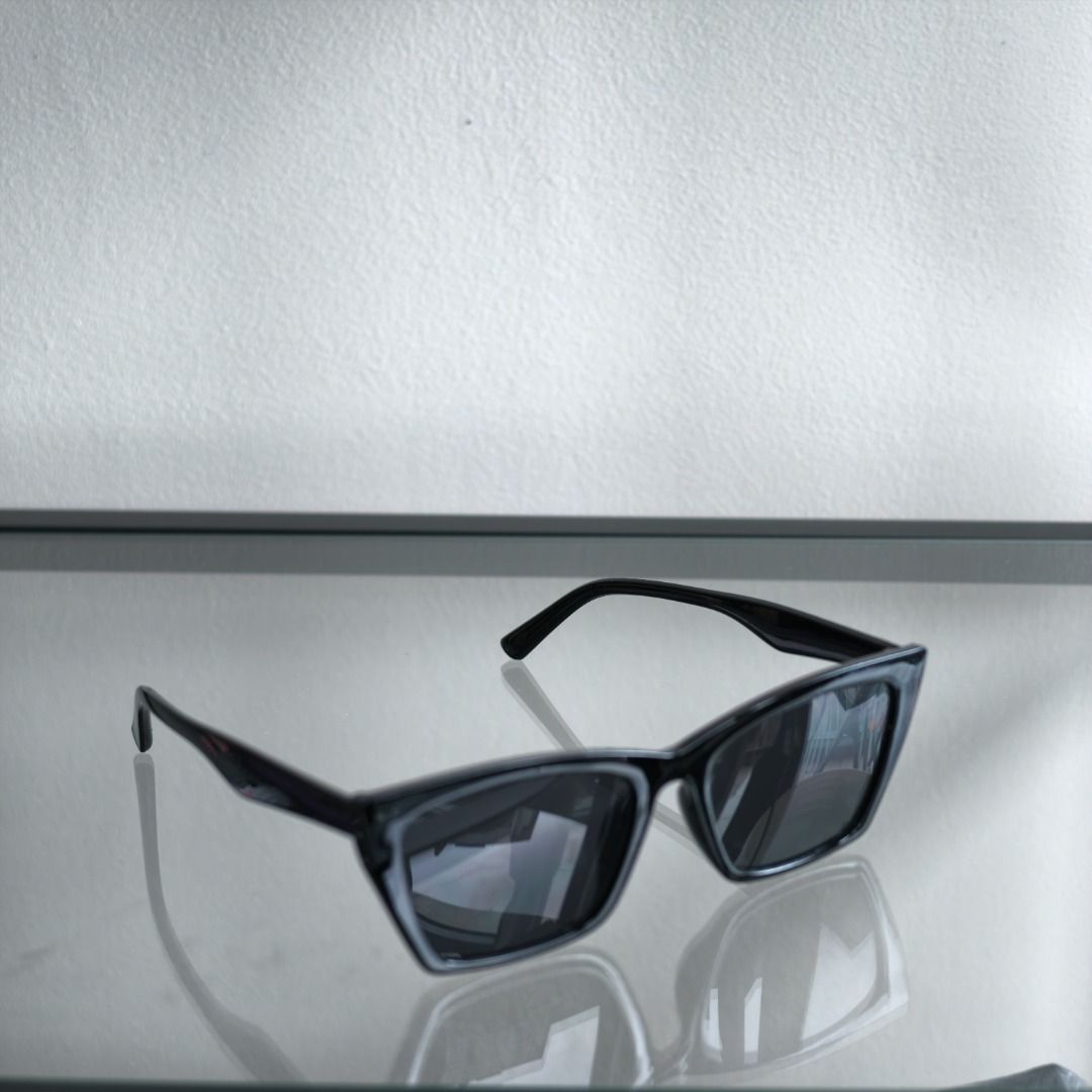 Black Cat Eye Sunglasses (Category: Sunglasses & Eyewear) located in Taguig. Submitted by tureesha (Listing ID 1460528028, Image 2). Description: Bought a very cheap one just to use on beach trips. === 📌 PLEASE READ BEFORE SENDING AN OFFER 📸 CONDITION • As described and shown in photos. Please review all photos and the description before offering. Feel free to ask for more photos or details, happy to send. ✅ ALL SALES ARE FINAL • No returns or 