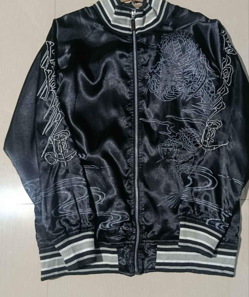 Dog town Black Dragon Embroidered Bomber Jacket (Category: Coats, Jackets and Outerwear) located in Manila. Submitted by macalintal86041 (Listing ID 1460694287, Image 1). Description: - Stylish black bomber jacket - Smooth satin material - Intricate dragon embroidery - Comfortable ribbed cuffs and collar - Easy zipper closure - Estimated size: Medium to Large (M/L) - Ideal for casual outfits.