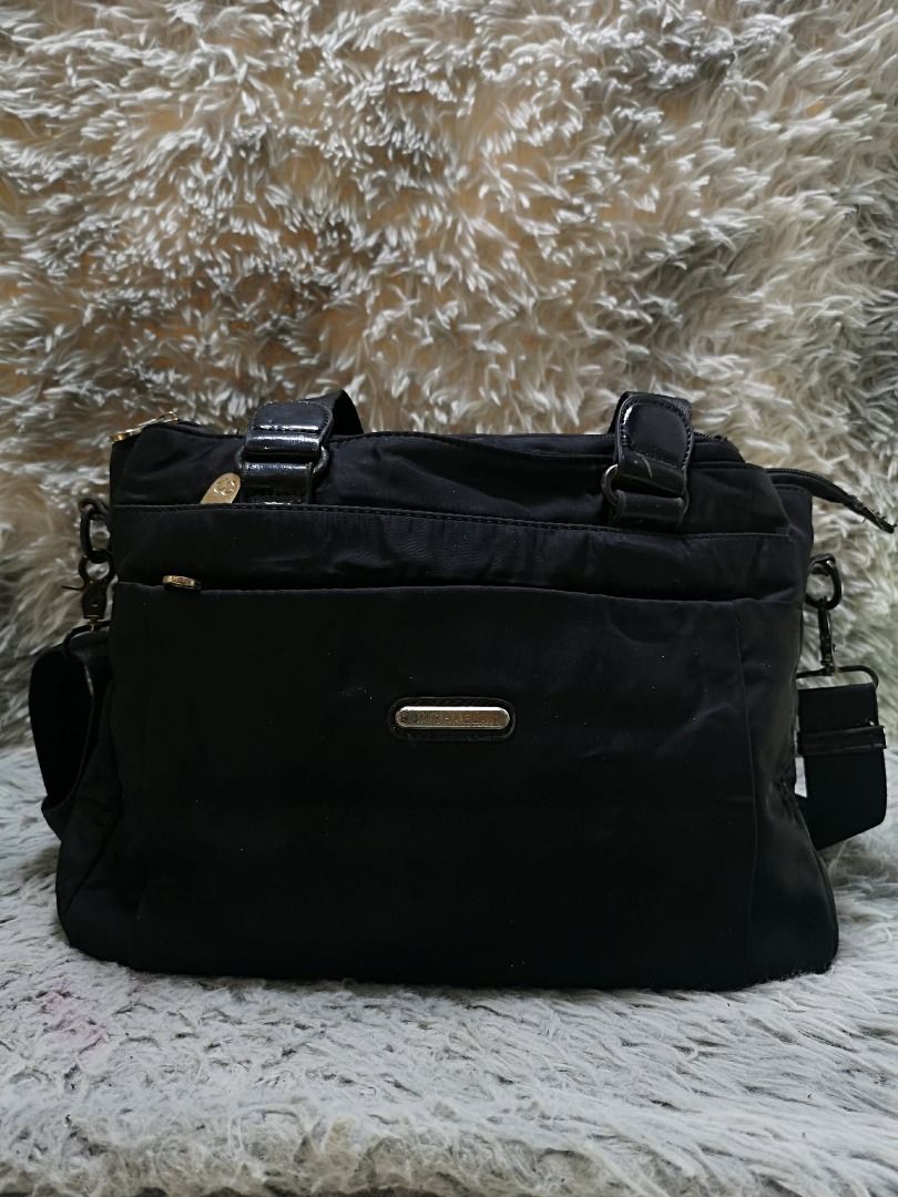 Black Hand & Sling Bag (Category: Shoulder Bags) located in Santa Cruz. Submitted by jmy_surplus.2 (Listing ID 1460524539, Image 1). Description: Size ; L - 10 W - 15.4 Color ; Black Type ; Hand & Sling bag Brand ; No brand Material ; Nylon Style ; Black Zipper Closure Hand & Sling Bag LR 173 JMY 5 Batch #218.
