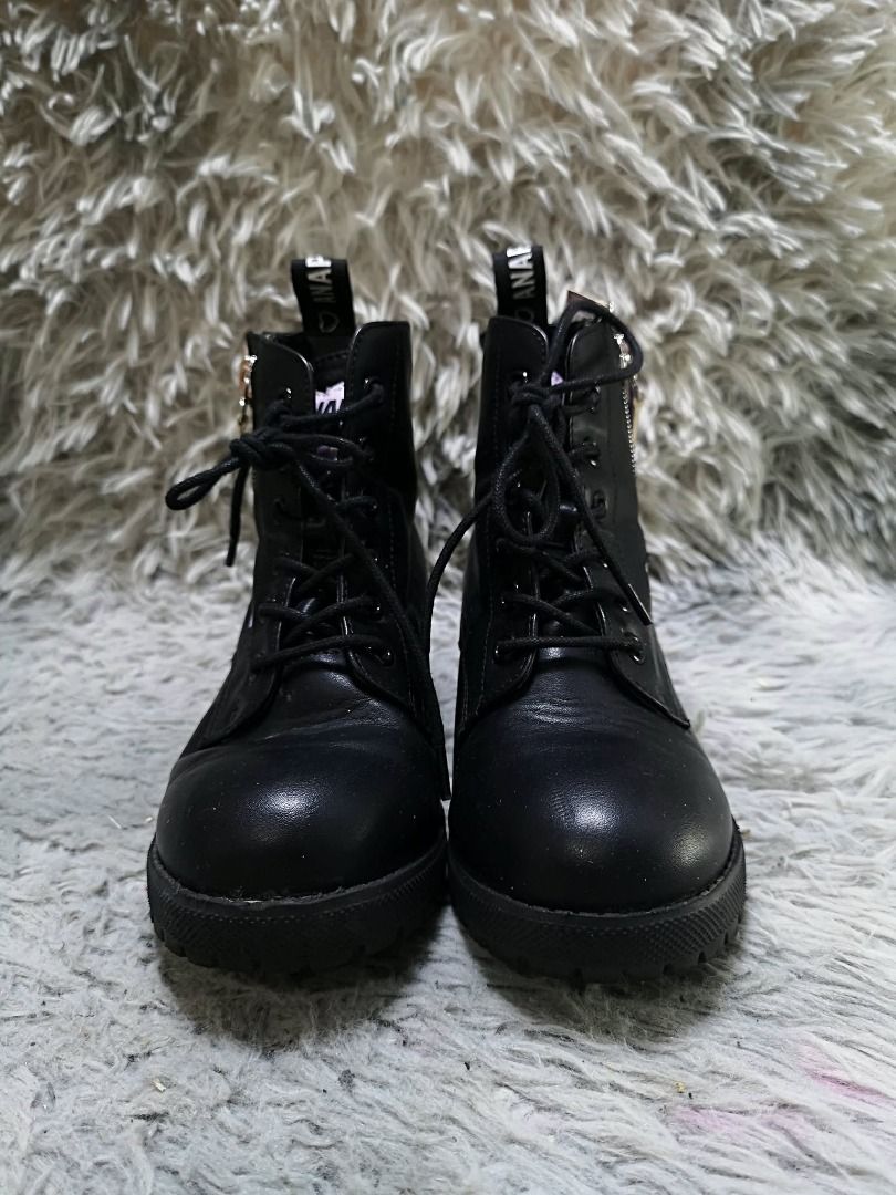 Black lace Up fronts Combat Style Ankle Boots (Category: Boots) located in Santa Cruz. Submitted by jmy_surplus.2 (Listing ID 1460565672, Image 1). Description: Size ; 22cm Color ; Black Type ; Boots Brand ; No Brand Material ; leather Style ; Black leather lace Up Ankle Boots LR 172 JMY 1 Batch #219.