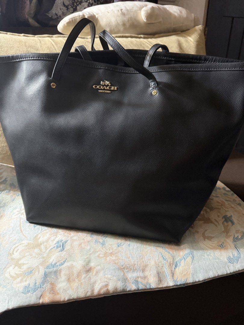 Black leather Coach large Tote-last price (Category: Tote Bags) located in Rizal. Submitted by xsbaggage_ (Listing ID 1460509635, Image 1). Description: - Classic black Coach tote bag, authentic - Pebbled leather exterior - Gold hardware details - Includes Coach hangtag - size: 18.5 x 12 x 7.5 inches - brandnew without tags, just kept.