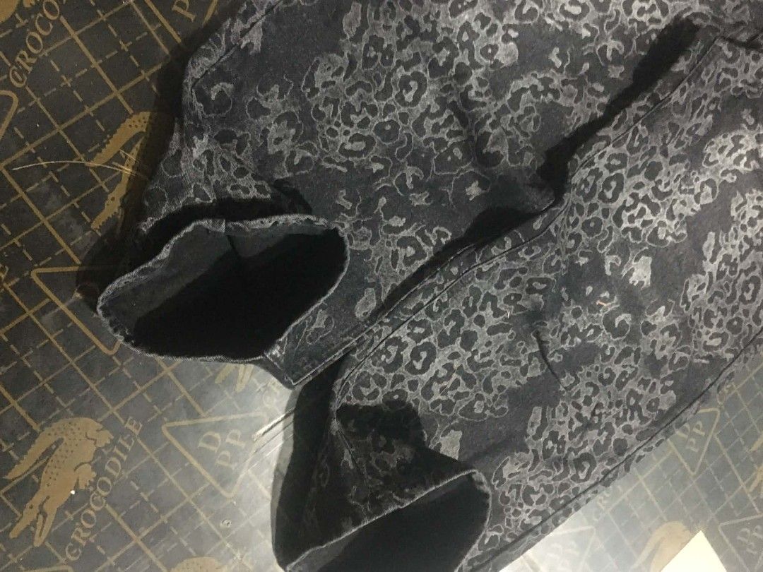 Black Leopard Barrel pants (Category: Jeans) located in Davao. Submitted by rasthrift22 (Listing ID 1460657625, Image 3). Description: Dimes waist 28 (max 30) Length 41 Thigh 14 LEGOPEN 10 Crispy condition No issues Color rate 10/10 black na black pa Ready to use Davao City Loc.