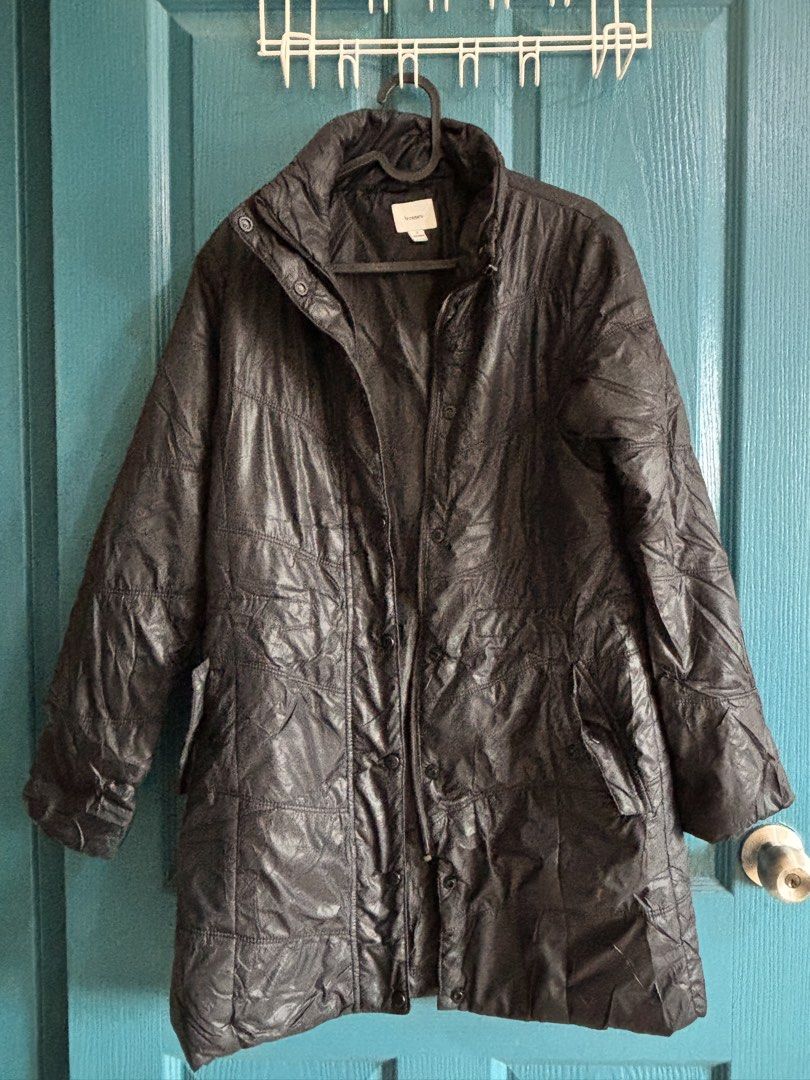 Black Light Padded Puffer Jacket (Category: Coats, Jackets and Outerwear) located in Makati City. Submitted by yunivances (Listing ID 1460522717, Image 1). Description: Fits Small to Medium Reached below the knees Lightly Padded For Autumn and Winter Trips.